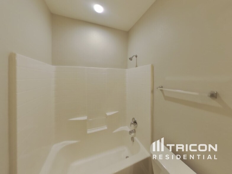 Building Photo - 207 Moonlight Dr