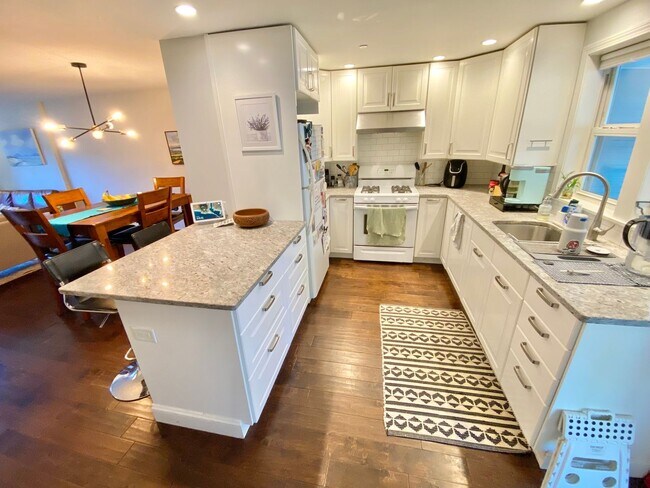 Building Photo - 3 Bedroom Condo in South Burlington VT Available 1/1/26!