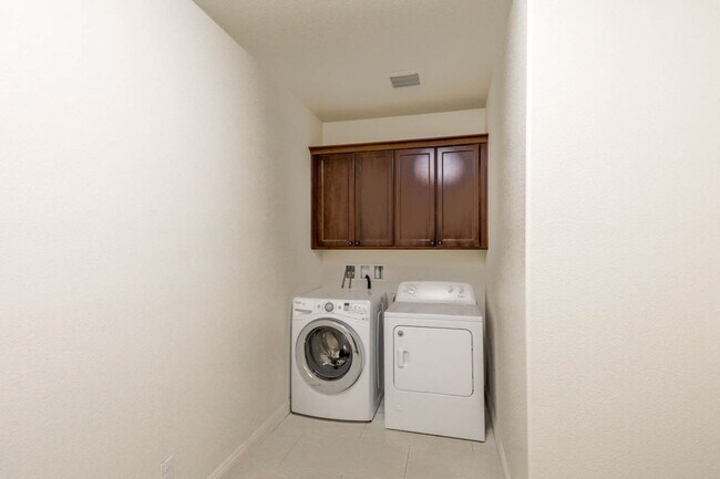 Building Photo - Stunning 5 Bed, 4 Full Baths And 2 Half Ba...