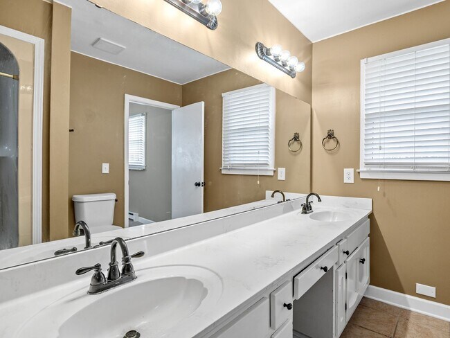 Building Photo - Spacious 2 bedroom 1.5 bathroom home in th...
