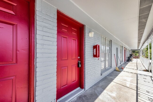 Building Photo - *HOUSING WELCOME / SECTION 8 ACCEPTED*- **Ask about our NO SECURITY DEPOSIT option!**