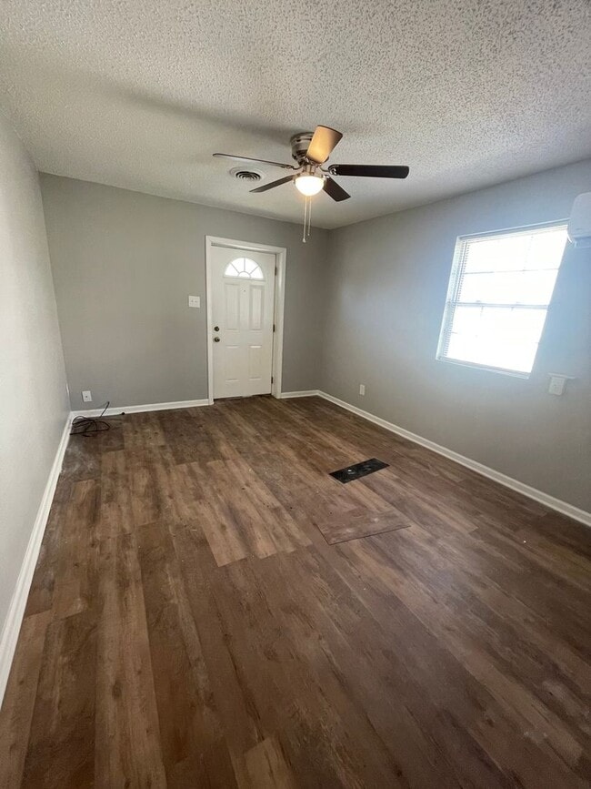 Building Photo - Renovated One Bedroom Duplex