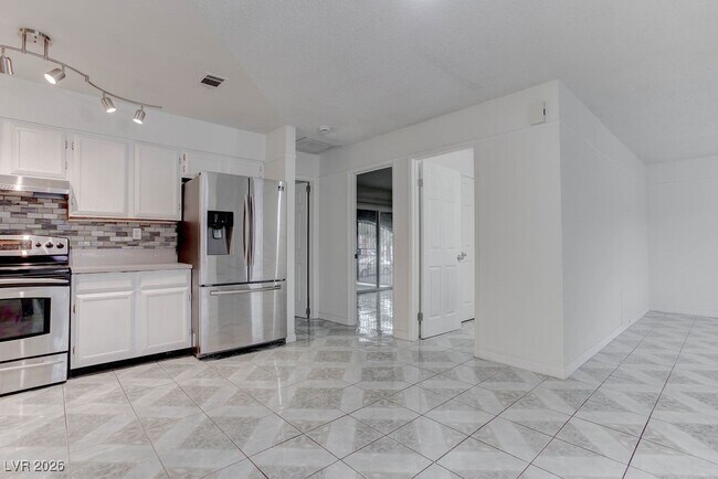 Building Photo - 808 Hedge Way