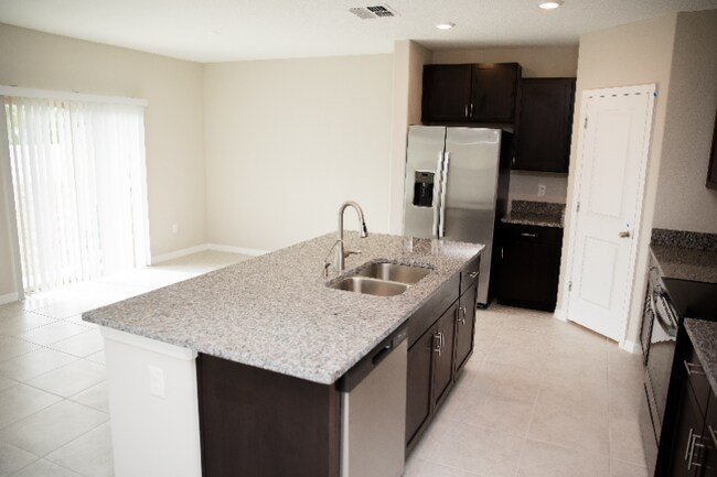 Building Photo - 552 Argyll Dr