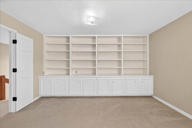 Building Photo - 5305 Greenbriar Dr