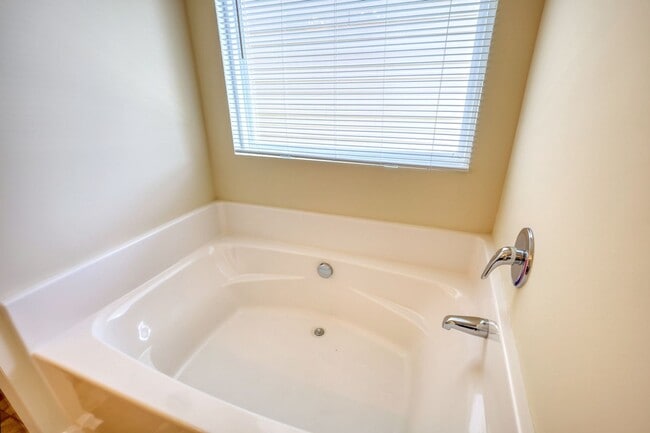 Building Photo - Charming 3BR House in Hampton