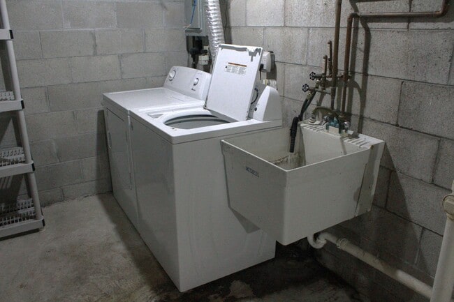 Building Photo - 376-376 Thomas Dr