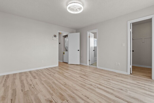 Building Photo - 837 Little Bay Ave