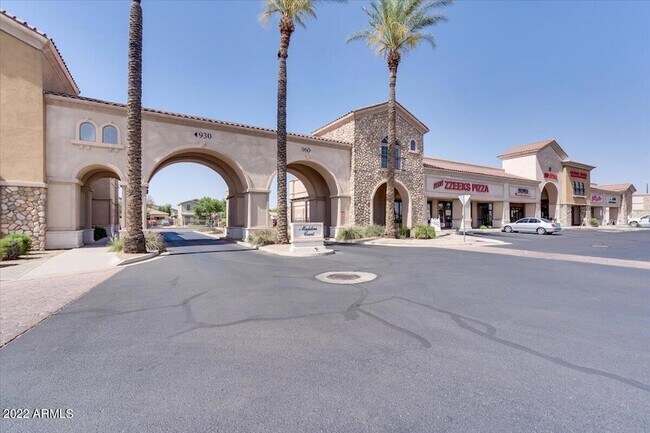 Building Photo - 902 E Madeline Dr