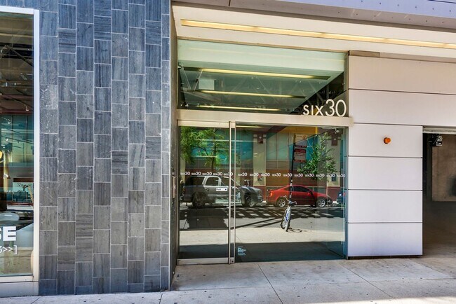 Building Photo - River North Beautiful 1B Apartment