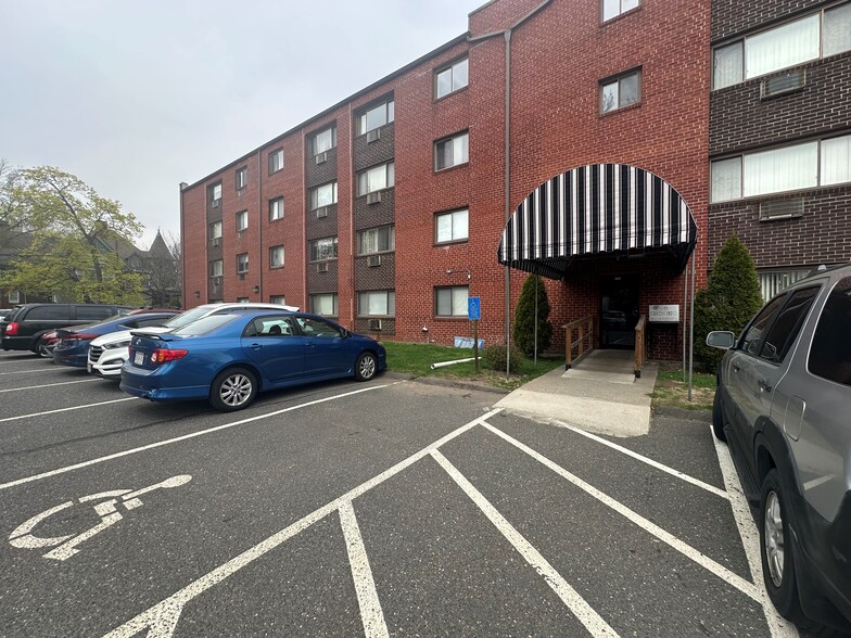 Building Photo - Hilltop Garden Apartments