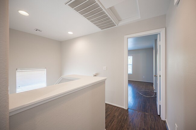 Building Photo - Beautiful 4 Bedroom 2.5 bath Home in the Southwest!