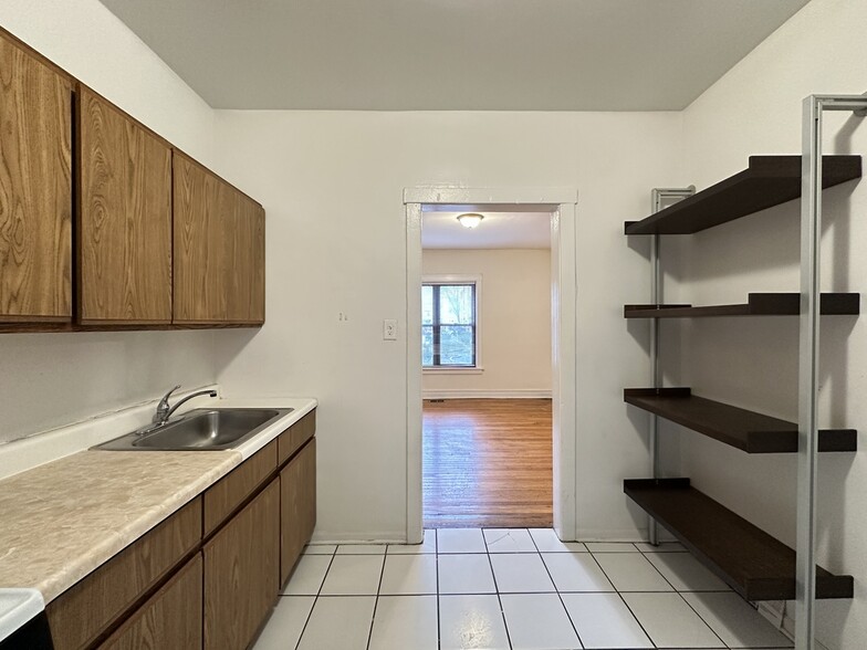 Building Photo - 824 W Waveland Ave