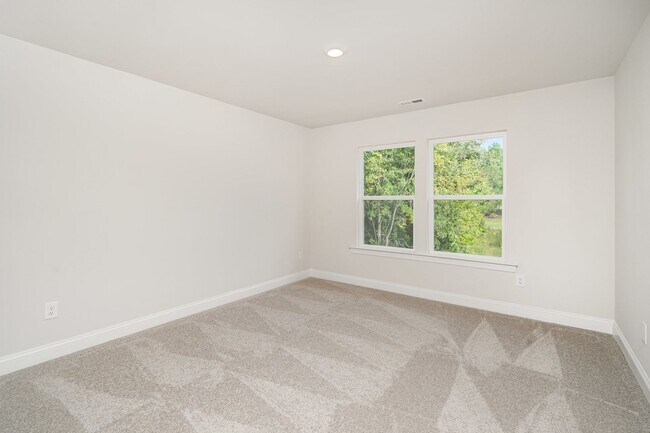 Building Photo - Beautiful 4BR 2.5BA Home w/ Full Appliance Kitchen • Garage Parking •