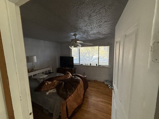 Building Photo - Upstairs Unit in Prime West Valley Location!