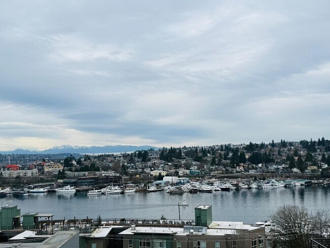 Building Photo - 2 Bed + Den 2 Bathroom Eastlake Townhome with Spectacular Views