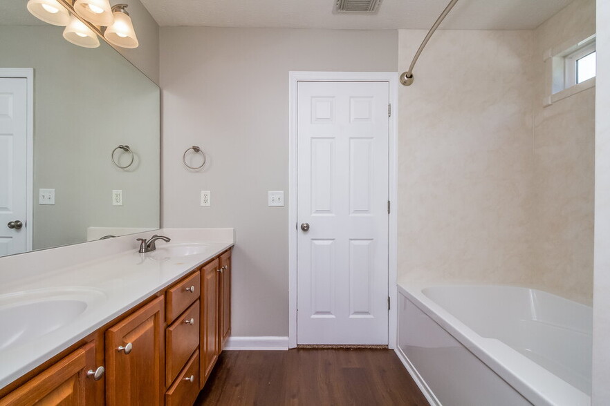 Building Photo - 365 Clearlake Dr