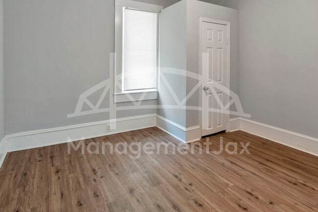 Building Photo - 1044 W 28th St