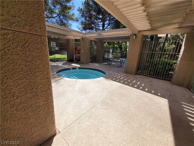 Building Photo - 2121 Blue Breeze Dr