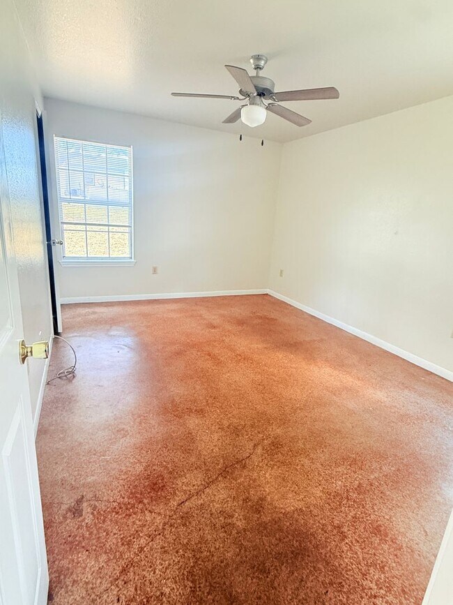 Building Photo - 813 E Ave I