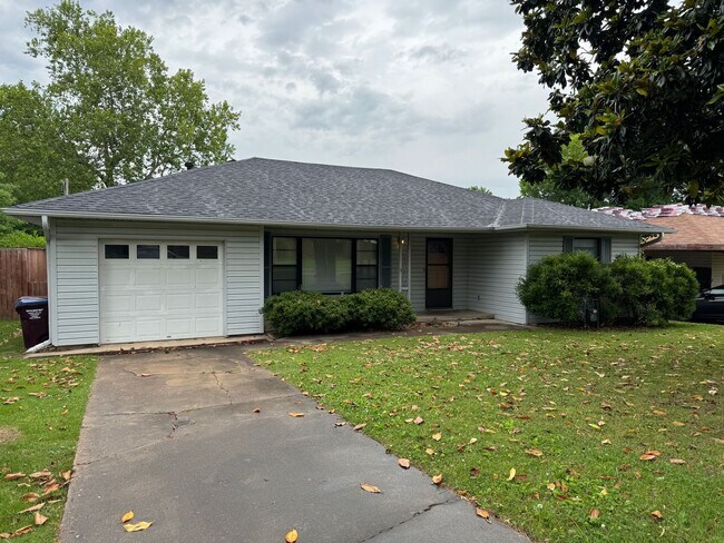 Charming 3 bedroom, 2 Bathroom in the cen... - Charming 3 bedroom,  2 Bathroom in the cen...