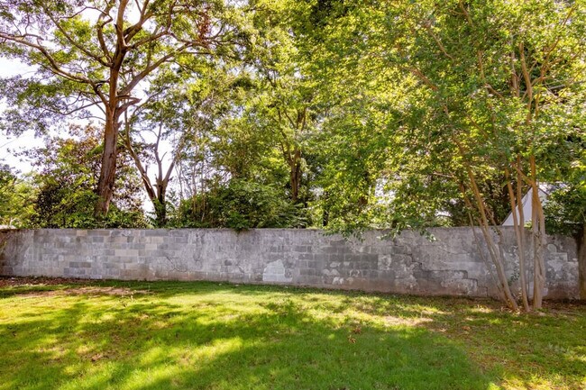 Building Photo - 3912 Crestview Dr