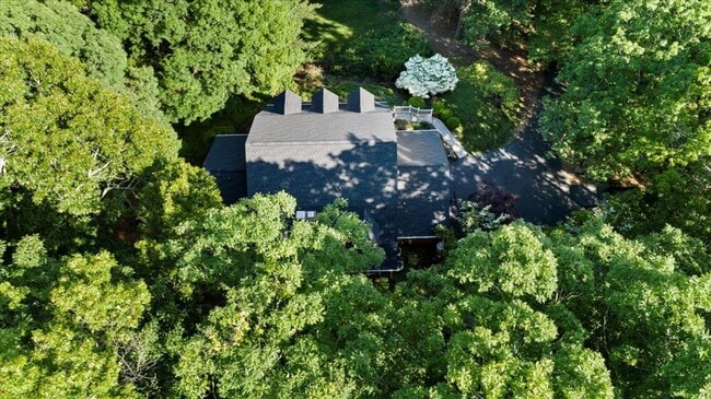 Building Photo - Five Bedroom Home