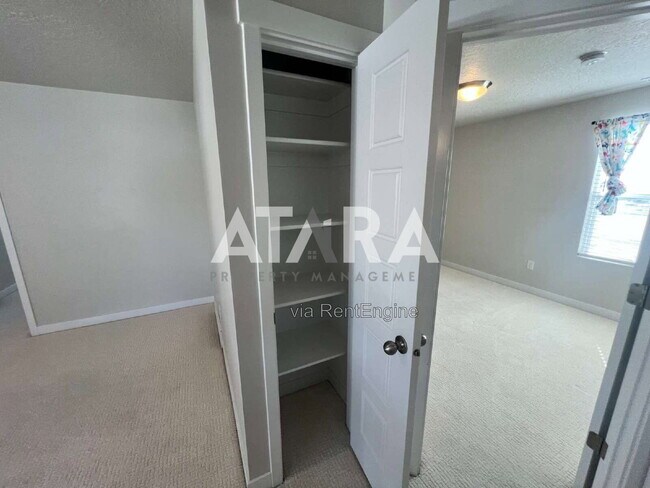 Building Photo - 1754 Oakwood Ln