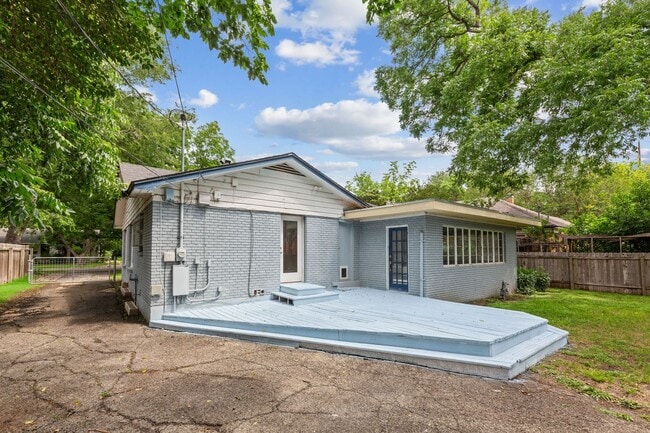 Building Photo - Nicely Updated 3/2 in Hyde Park