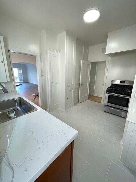 Building Photo - 129 1/2 N Kenmore Ave