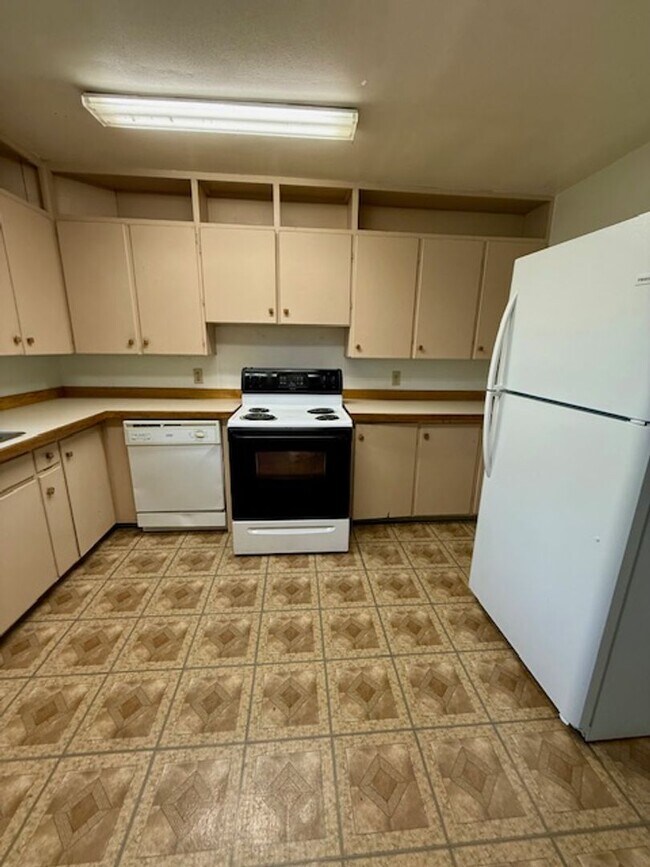 Building Photo - 3 Bedroom, 1 Bath Apartment for Rent - Clo...