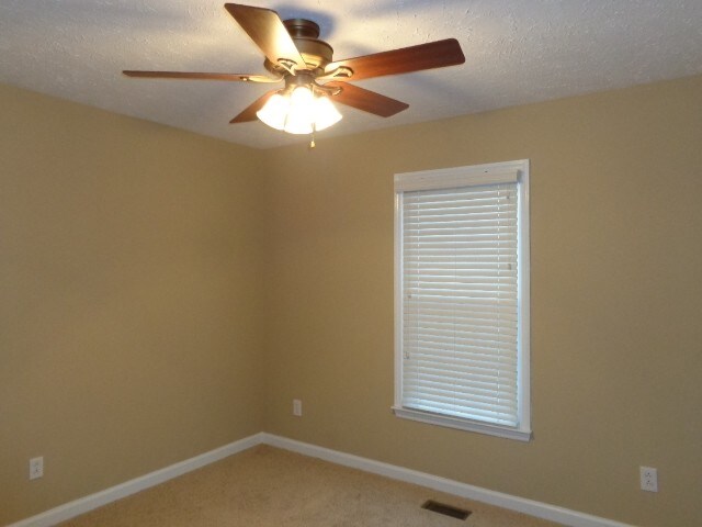 Building Photo - 2422 English Hill Dr