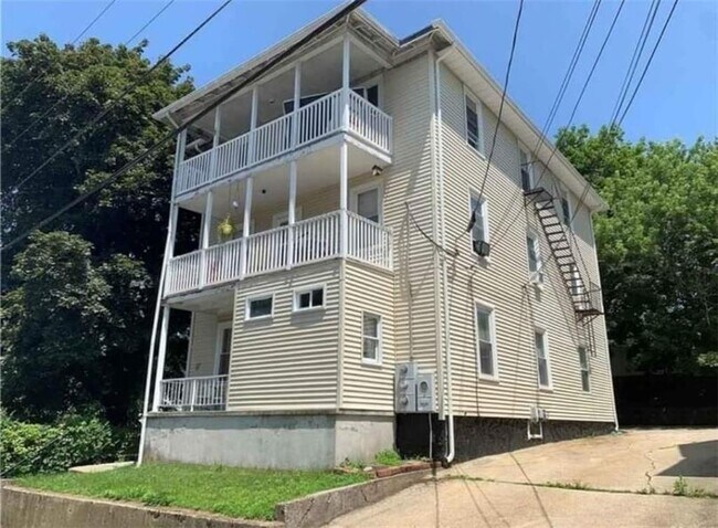 Building Photo - 37 Richelieu St