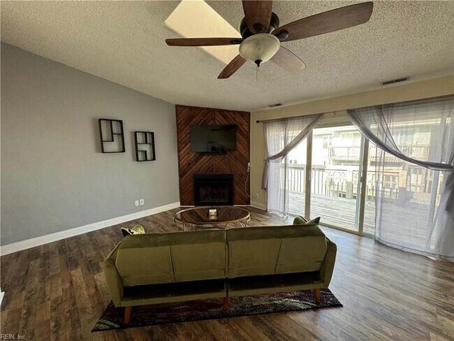 Building Photo - 9706 7th Bay St