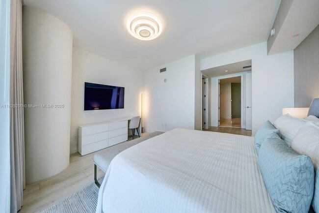 Building Photo - 10203 Collins Ave