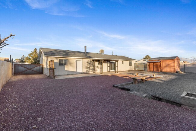 Building Photo - Beautiful House For Rent | 3-Bed 2-Bath | 2-Car Garage | Rio Rancho SE | Large Backyard