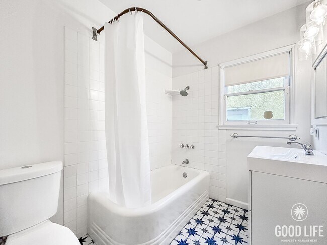 Building Photo - Beautiful 2B 1BA Home in University Height...