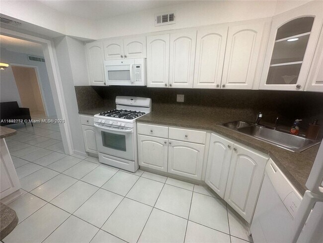 Building Photo - 2030 S Ocean Dr