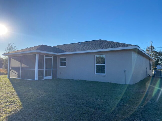 Building Photo - Available December 15th.....Custom Home - Desirable SE Ocala Neighborhood 3/2/2 **WON'T LAST**