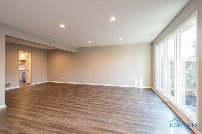 Building Photo - 4045 Hillandale Rd
