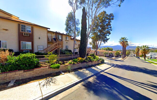 Apartment building with beautiful landscaping - 240 E Graham Ave