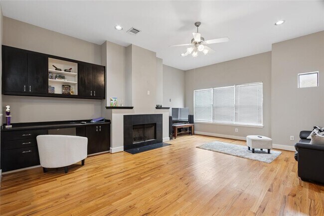 Building Photo - 8686 Meadowcroft Dr