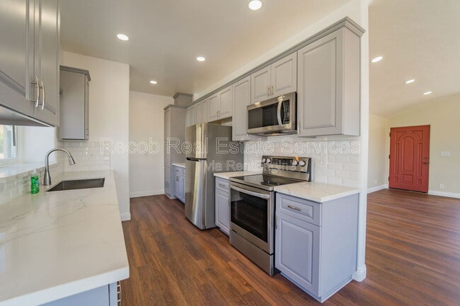 Building Photo - 3345 Columbia St