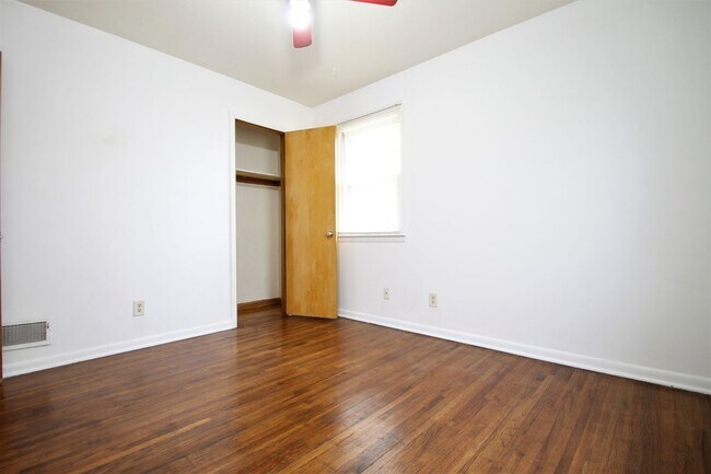 Building Photo - 3 Bedroom / 2 Bath Home AVAILABLE NOW!
