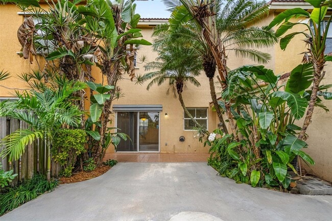 Building Photo - 627 E Mowry Ct