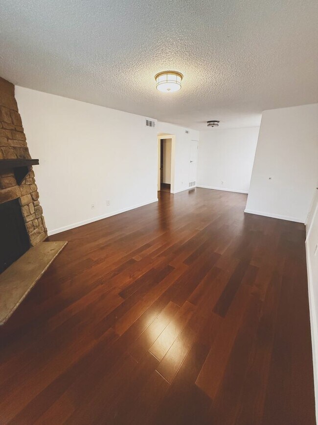 Building Photo - 1 Bed Condo in the heart of everything