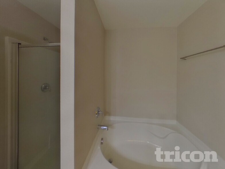 Building Photo - 905 Farnsworth Dr