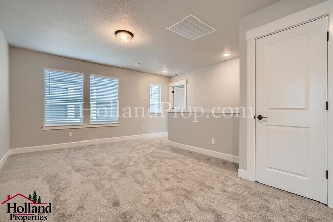 Building Photo - Luxurious South Hillsboro Home with a Fenced Backyard!