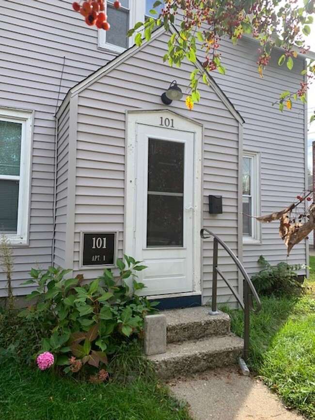 Building Photo - CHARMING 2 BEDROOM, 1 BATHROOM DUPLEX HOUS...