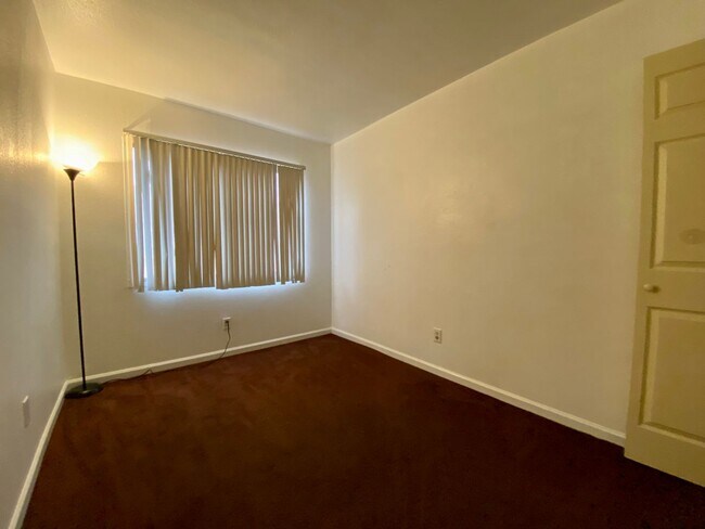 Building Photo - 3 Bedroom 1 Bathroom in Hallcraft Villas